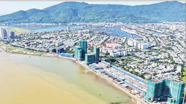 Nhiều tòa cao ốc đang xây dựng dọc bờ sông Hàn, thành phố Đà Nẵng. (Ảnh: VĂN ĐÔNG)