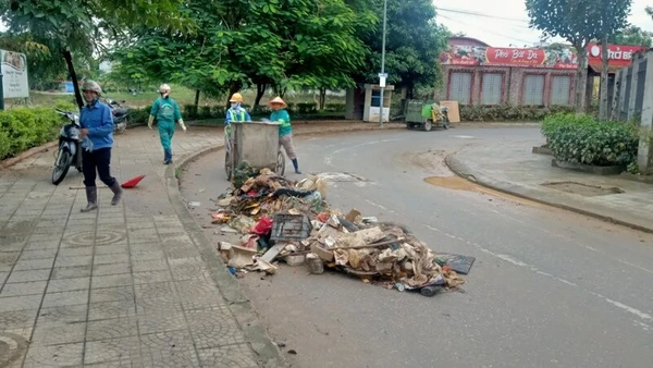 Công nhân Công ty cổ phần Môi trường và Công trình đô thị Thái Nguyên tập kết rác thải để vận chuyển đi xử lý.