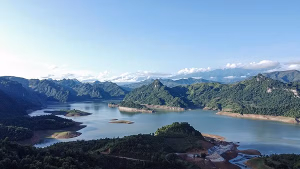 Bên dòng Đà giang ở xã Tủa Thàng (tỉnh Điện Biên), bao đời nay cuộc sống của người dân tộc Dao cứ nối tiếp trong lặng lẽ yên bình. (Ảnh: TIỂU DŨNG)