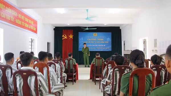 Phạm nhân tại Trại Tạm giam Công an tỉnh Điện Biên dự chương trình đưa "Tủ sách hướng thiện" vào hoạt động. 