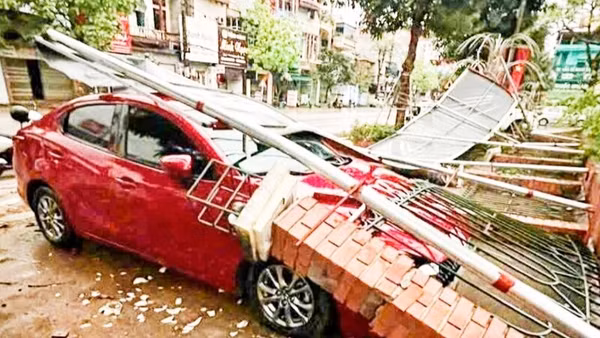 Mưa lớn, dông lốc làm tường rào ở xã Phú Bình bị đổ.