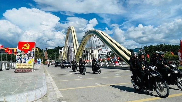 Cán bộ, chiến sĩ Phòng Cảnh sát cơ động Công an tỉnh Điện Biên tăng cường tuần tra khép kín địa bàn. (Ảnh: GIANG TRANG)