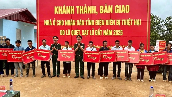 Các đồng chí lãnh đạo Bộ Chỉ huy quân sự tỉnh Điện Biên trao quà tặng các gia đình ở bản Háng Pu Xi (xã Xa Dung) trong lễ bàn giao nhà ở tại khu tái định cư mới. 