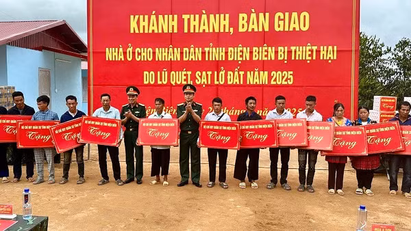 Các đồng chí lãnh đạo Bộ Chỉ huy quân sự tỉnh Điện Biên trao quà tặng các gia đình ở bản Háng Pu Xi (xã Xa Dung) trong lễ bàn giao nhà ở tại khu tái định cư mới. 