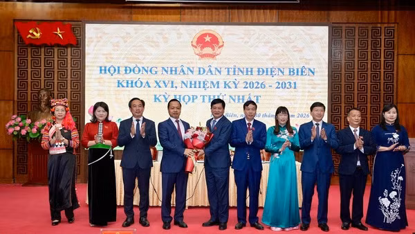 Đồng chí Trần Tiến Dũng, Ủy viên Trung ương Đảng, Bí thư Tỉnh ủy Điện Biên cùng các đồng chí lãnh đạo tỉnh tặng hoa, chúc mừng đồng chí Lê Thành Đô và các đồng chí được tín nhiệm bầu các chức danh lãnh đạo Hội đồng nhân dân tỉnh Điện Biên, khóa XVI, nhiệm kỳ 2026-2031.