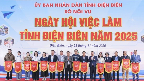 Các đồng chí lãnh đạo tỉnh Điện Biên, lãnh đạo Sở Nội vụ tỉnh Điện Biên trao Cờ lưu niệm tặng các đơn vị tham gia Ngày hội Việc làm năm 2025 tại tỉnh Điện Biên.