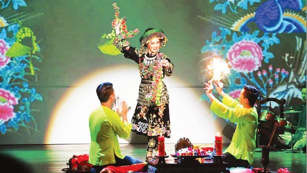 Vở diễn Tứ Phủ tái hiện nghi thức Lên Đồng một cách chân thực, đẹp đẽ, trong sáng trong nghệ thuật tâm linh của người Việt. (Ảnh: Viettheatre)