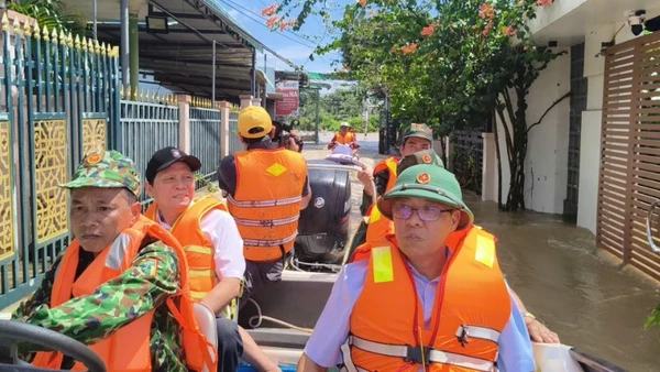 Phó Chủ tịch Ủy ban nhân dân tỉnh Lâm Đồng Nguyễn Minh đến trực tiếp địa phương bị ảnh hưởng.