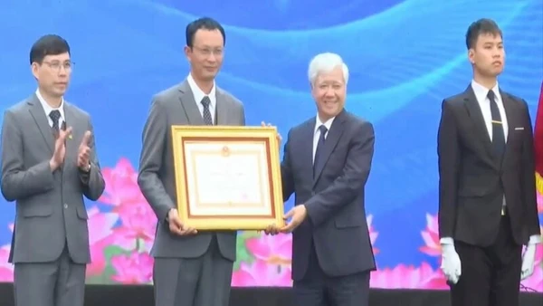 Đồng chí Đỗ Văn Chiến trao Huân chương Lao động hạng nhì cho Trường đại học Kỹ thuật Công nghiệp Thái Nguyên.