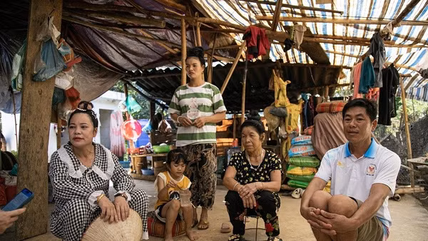Sau trận lũ quét lịch sử rạng sáng 1/8/2025, ngôi nhà nhỏ của anh Lò Văn Đức trở thành "mái nhà chung" cho hơn 20 con người ở 6 gia đình. 