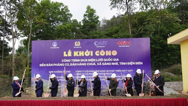 Các đại biểu cùng nhân dân xã Sáng Nhè thực hiện nghi thức khởi công xây dựng công trình đưa điện lưới quốc gia về Phảng Củ, Háng Chua. (Ảnh: THU TRANG)