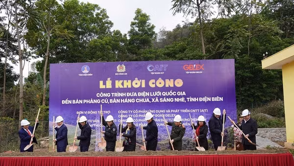 Các đại biểu cùng nhân dân xã Sáng Nhè thực hiện nghi thức khởi công xây dựng công trình đưa điện lưới quốc gia về Phảng Củ, Háng Chua. (Ảnh: THU TRANG)
