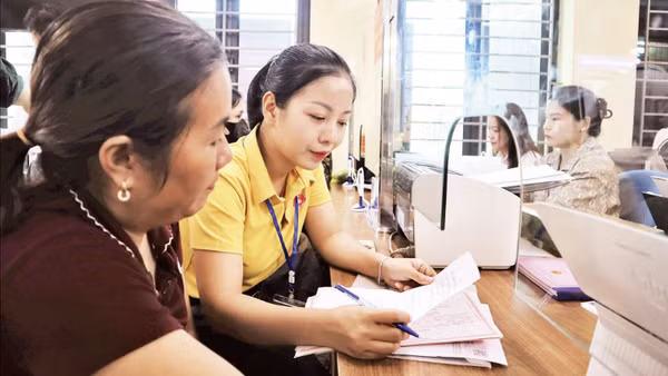 Cán bộ xã Anh Sơn hướng dẫn người dân đến làm thủ tục hành chính. (Ảnh: TRẦN TRUNG HIẾU)