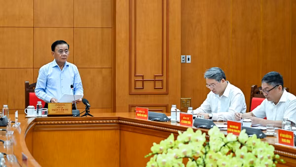 Thường trực Ban Bí thư Trần Cẩm Tú chủ trì cuộc họp với Văn phòng Trung ương Đảng. (Ảnh: DUY LINH)