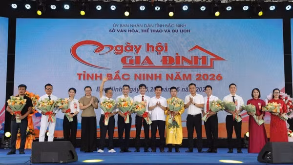 Đại diện các gia đình dự thi phần năng khiếu nhận hoa của Ban tổ chức tại sự kiện.