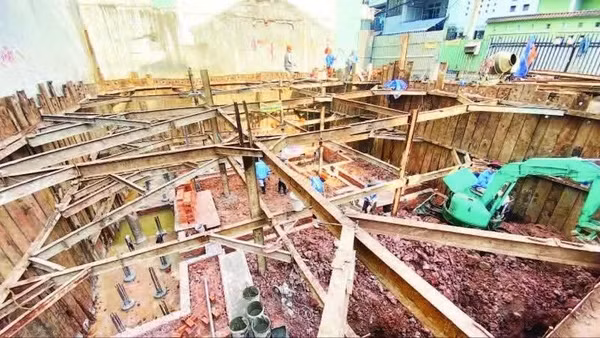 Một công trình xây dựng tại Thành phố Hồ Chí Minh. (Ảnh: QUANG QUÝ)