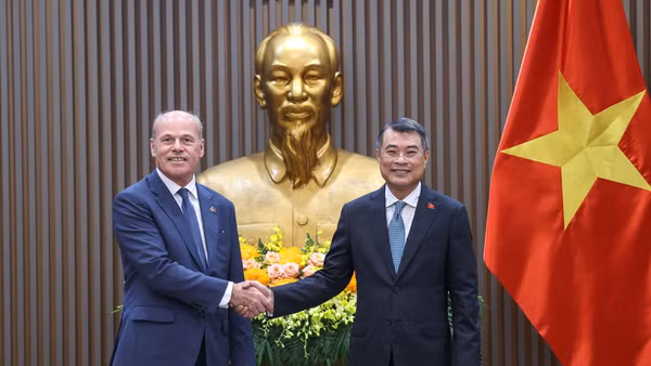 Thủ tướng Chính phủ Lê Minh Hưng và Đại sứ Canada tại Việt Nam Jim Nickel. (Ảnh: Nhật Bắc/VGP)