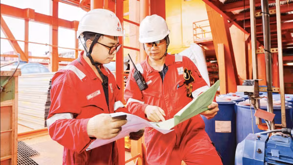Các kỹ sư, người lao động làm việc trên giàn khoan dầu khí.