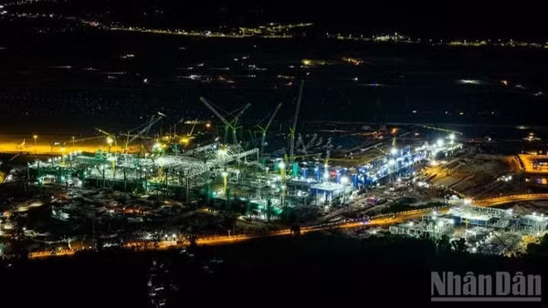 Nhịp độ thi công bất kể ngày đêm tại những đại công trường APEC 2027 tại Phú Quốc. (Ảnh: QUANG HƯNG)