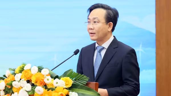 Phó Chủ tịch Ủy ban nhân dân tỉnh Quảng Trị Hoàng Xuân Tân phát biểu. (Ảnh: TTXVN)