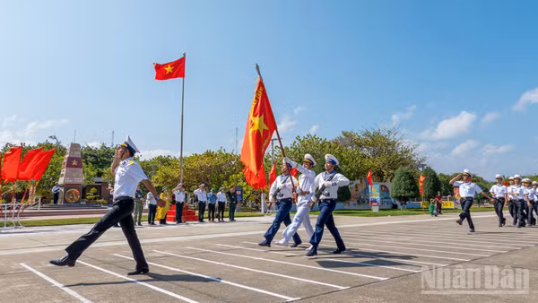 Nghi thức duyệt ngũ dưới cờ Tổ quốc và cột mốc chủ quyền tại đảo Trường Sa.