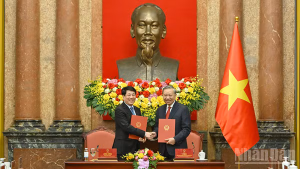 Tổng Bí thư, Chủ tịch nước Tô Lâm và nguyên Chủ tịch nước Lương Cường bàn giao công tác của Chủ tịch nước.