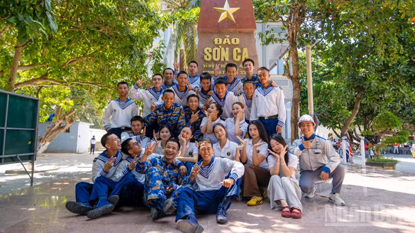 Các học viên Học viện Múa Việt Nam lưu lại kỷ niệm đáng nhớ với các chiến sĩ trên đảo Sơn Ca.