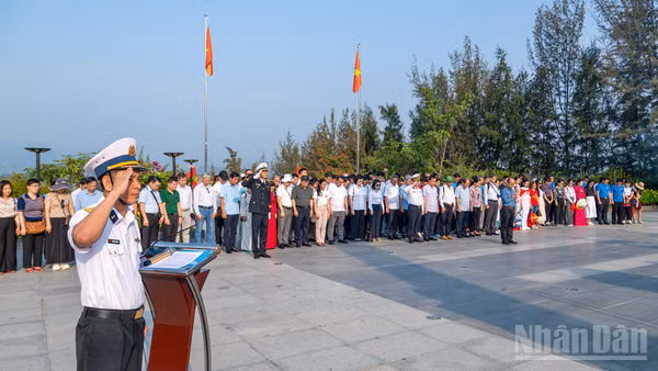Các đại biểu dành phút mặc niệm để tưởng nhớ các Anh hùng liệt sĩ, anh dũng hy sinh để bảo vệ chủ quyền biển đảo thiêng liêng của Tổ quốc.