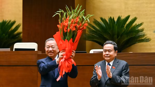 Chủ tịch Quốc hội Trần Thanh Mẫn tặng hoa chúc mừng Tổng Bí thư, Chủ tịch nước Tô Lâm. (Ảnh: LINH NGUYÊN)