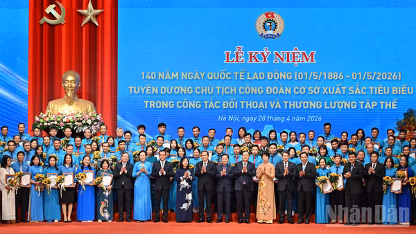 Chủ tịch Quốc hội Trần Thanh Mẫn cùng các đồng chí lãnh đạo Đảng, Nhà nước và đại biểu tại lễ kỷ niệm.