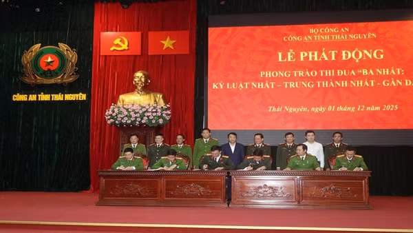 Lãnh đạo công an các đơn vị, địa phương ký giao ước thi đua thực hiện phong trào "Ba nhất".