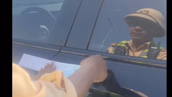 Cảnh sát giao thông dán niêm phong để tạm giữ phương tiện.