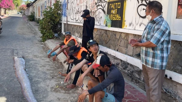 Cá mái chèo dài khoảng 2m đã chết được ngư dân mang lên bờ.