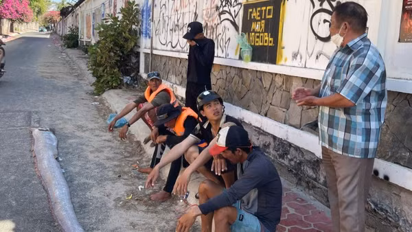 Cá mái chèo dài khoảng 2m đã chết được ngư dân mang lên bờ.