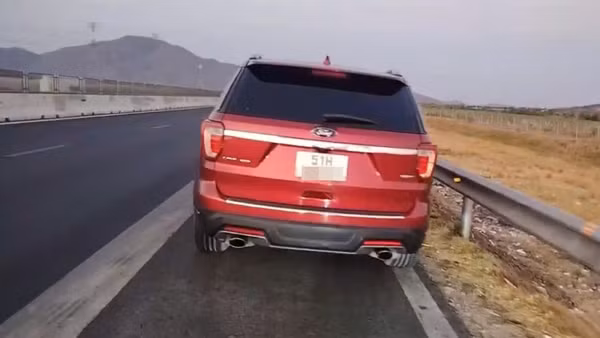 Tài xế dừng trên cao tốc để ngủ