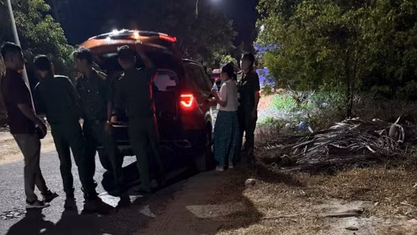 Công an kiểm tra giấy tờ tại nhà bà Trần Quế Thy. (Ảnh: Phạm Minh)