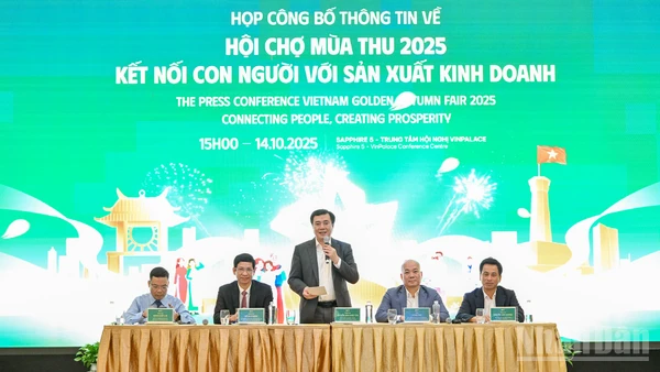 Thứ trưởng Công thương Nguyễn Sinh Nhật Tân; Thứ trưởng Văn hóa, Thể thao và Du lịch Hồ An Phong cùng lãnh đạo các đơn vị thuộc hai Bộ và Ủy ban nhân dân thành phố Hà Nội chủ trì họp báo.