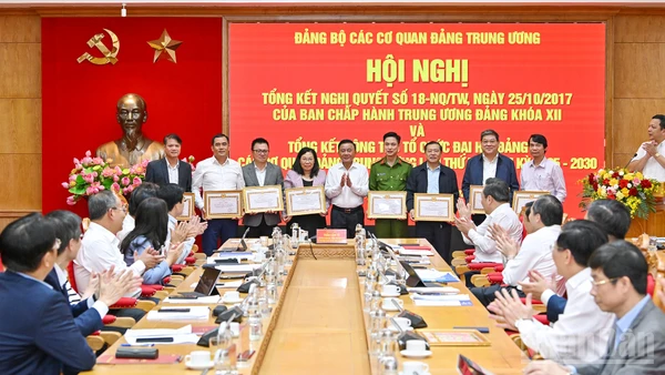 Thường trực Ban Bí thư Trần Cẩm Tú trao bằng khen tặng các tập thể có thành tích xuất sắc trong tham mưu tổ chức Đại hội Đảng bộ các cơ quan Đảng Trung ương lần thứ I.