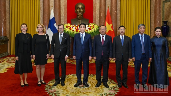 Chủ tịch nước Lương Cường và Đại sứ Cộng hòa Phần Lan tại Việt Nam Pekka Voutilainen cùng các đại biểu tại buổi lễ trình Quốc thư.