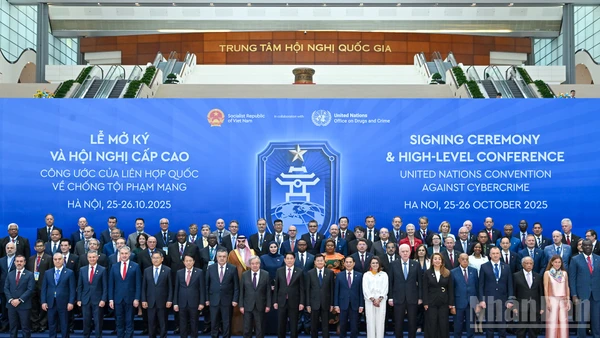 Chủ tịch nước Lương Cường, Tổng thư ký Liên hợp quốc và lãnh đạo, đại diện các nước tham dự Lễ mở ký Công ước của Liên hợp quốc về chống tội phạm mạng. (Ảnh: THỦY NGUYÊN)