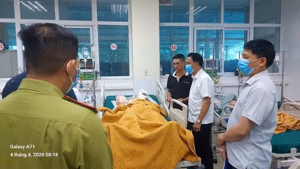 Giám đốc Sở Y tế Điện Biên (người đứng giữa bên phải ảnh) Phạm Giang Nam, thăm, động viên bệnh nhân bị bỏng đang được điều trị tại Bệnh viện đa khoa tỉnh Điện Biên.