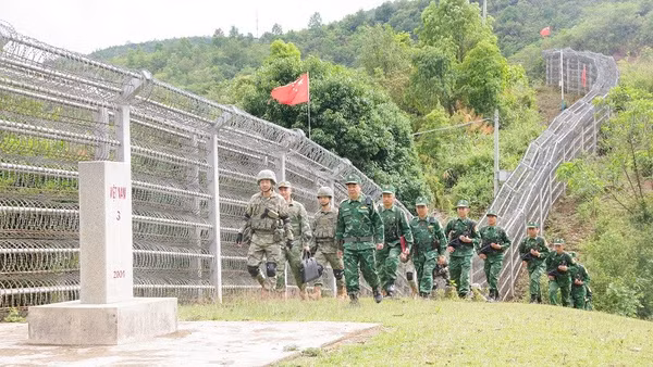 Bộ đội Biên phòng Điện Biên và bộ đội biên phòng Vân Nam (Trung Quốc) phối hợp tuần tra đoạn tuyến biên giới Việt Nam-Trung Quốc do hai bên quản lý.