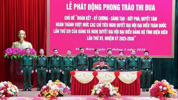 Đại diện chỉ huy các đơn vị thuộc Bộ Chỉ huy quân sự tỉnh Điện Biên ký cam kết thực hiện hiệu quả phong trào thi đua với chủ đề "Đoàn kết-Kỷ cương-Sáng tạo-Bứt phá". (Ảnh: ĐỨC HẠNH)
