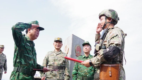 Lực lượng tuần tra thuộc Đồn Biên phòng A Pa Chải và Trạm Hội ngộ Hội đàm Kim Bình bắt đầu nghi thức phối hợp tuần tra từ mốc giới số 3 đến mốc giao điểm đường biên giới ba nước Việt Nam-Trung Quốc-Lào. (Ảnh: ANH DŨNG)