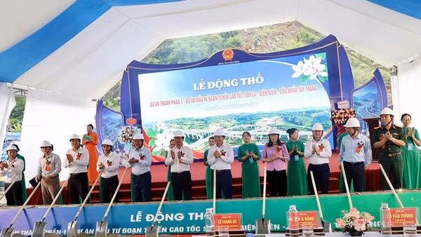 Lãnh đạo tỉnh Điện Biên cùng các đại biểu, cán bộ xã Mường Lạn thực hiện nghi thức động thổ Dự án thành phần "Bồi thường, hỗ trợ, tái định cư, giải phóng mặt bằng" thuộc Dự án đường cao tốc Sơn La-Điện Biên-Cửa khẩu Tây Trang.