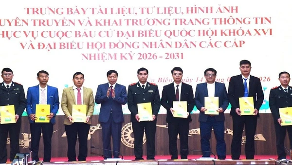 Đồng chí Lê Văn Lương, Chủ tịch Ủy ban nhân dân tỉnh Điện Biên trao quyết định biệt phái về cơ sở cho các cá nhân. 