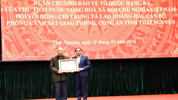 Bí thư Tỉnh ủy Thái Nguyên Trịnh Xuân Trường trao Huân chương Bảo vệ Tổ quốc hạng Ba cho thân nhân Trung tá Lao Hoàng Hải.