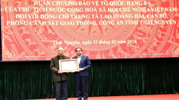 Bí thư Tỉnh ủy Thái Nguyên Trịnh Xuân Trường trao Huân chương Bảo vệ Tổ quốc hạng Ba cho thân nhân Trung tá Lao Hoàng Hải.