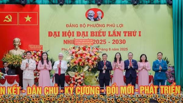 Đồng chí Nguyễn Văn Lợi, Ủy viên Trung ương Đảng, Trưởng Đoàn đại biểu Quốc hội Thành phố Hồ Chí Minh (thứ ba từ trái sang) tặng hoa chúc mừng Đại hội. 