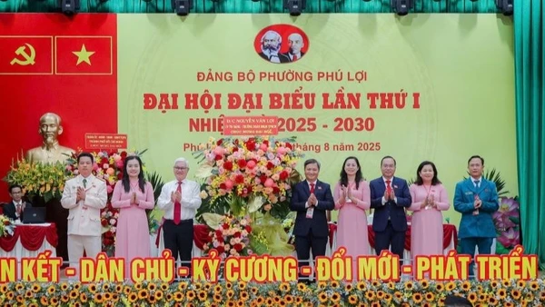 Đồng chí Nguyễn Văn Lợi, Ủy viên Trung ương Đảng, Trưởng Đoàn đại biểu Quốc hội Thành phố Hồ Chí Minh (thứ ba từ trái sang) tặng hoa chúc mừng Đại hội. 